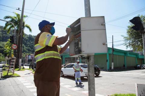 agente mexe em caixa de semáforo #paratodosverem 