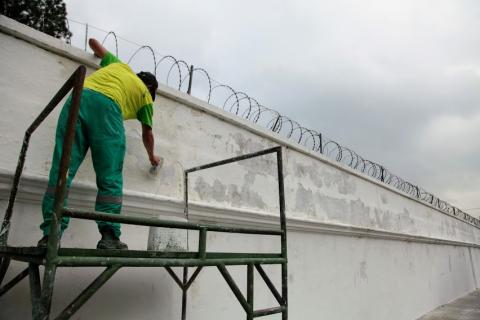 operário pinta muro #paratodosverem