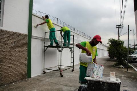 operários pintam muro #paratodosverem
