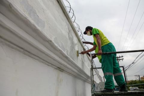 operário pinta muro #paratodosverem