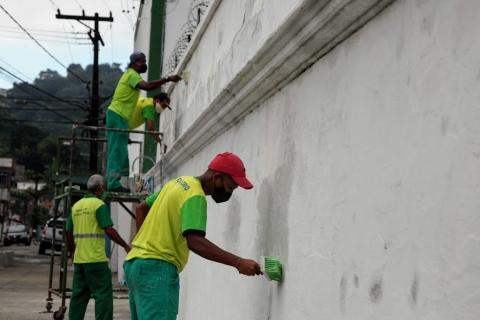 três operários pintam muro #paratodosverem