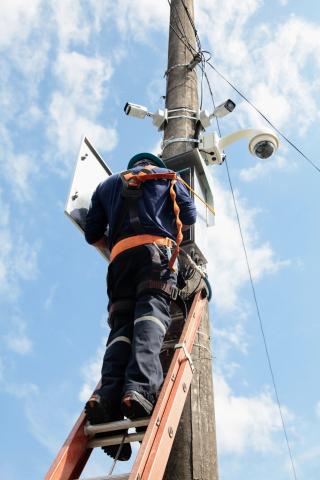 operário abre caixa em poste #paratodosverem 