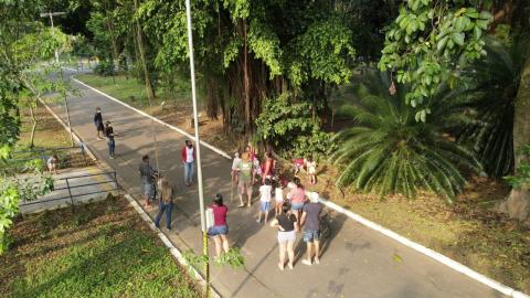 visitantes caminham pelo parque em meio à vegetação. #paratodosverem