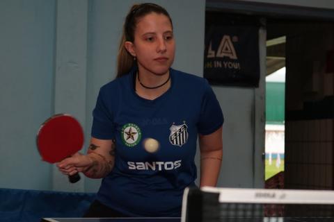 Jennifer jogando tênis de mesa. #paratodosverem