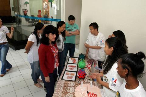 alunos fazem demonstração sobre saúde em uma apresentação. #paratodosverem