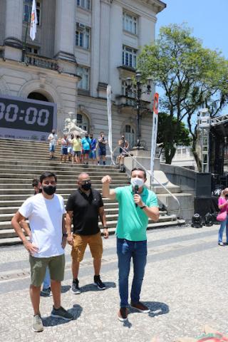 Prefeito discursa no evento montado em frente ao Palácio José Bonifácio. #pracegover