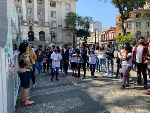 Estudantes ouvem explicações na frente do laboratório #paratodosverem