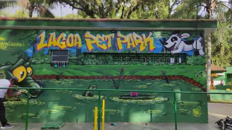 Espaço grafitado e escrito Lagoa Pet Park. #paratodosverem