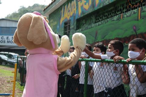Personagens da Patrulha Canina cumprimentam crianças #paratodosverem