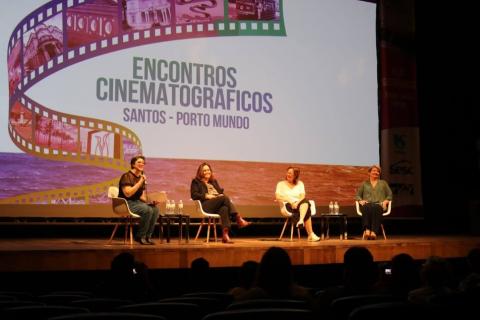 palco com quatro pessoas sentadas e debatendo. #paratodosverem