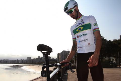 lauro está em pé, com o capecete, se preparando para montar na bike. #paratodosverem