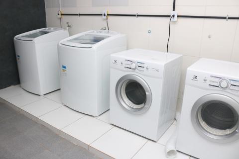 Lavanderia com quatro máquinas na cor branca. #pratodosverem