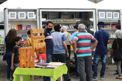 Biblioteca móvel com várias pessoas em frente #paratodosverem