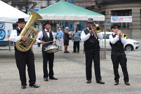 Banda de sopros anima o ambiente. #paratodosverem