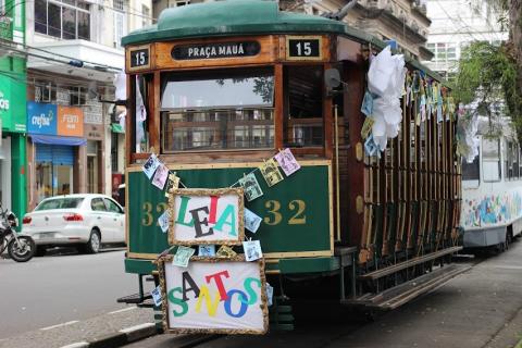 Bonde turístico decorado. Na frente se lê Leia Santos. #paratodosverem