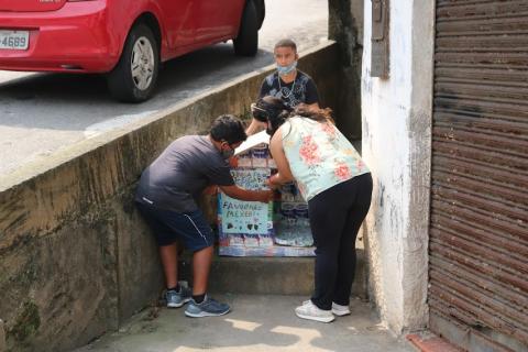 Crianças colocam casinha em um canto na rua #paratodosverem