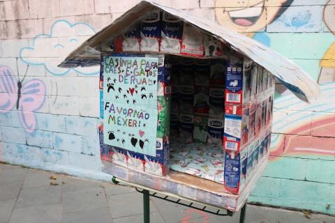 Casinha de cachorro feita com caixas de leite #paratodosverem
