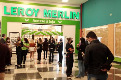 Pessoas na entrada da loja durante inauguração. #paratodosverem
