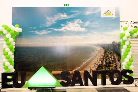 Folder com a imagem da praia de Santos. #paratodosverem