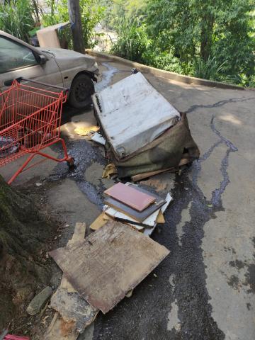 Sofá e outros materiais encontrados #paratodosverem