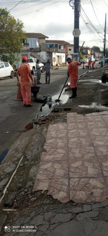 Trabalhadores realizam limpeza em boca de lobo da via #paratodosverem