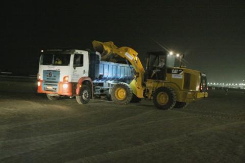 caminhão e trator na faixa de areia. #paratodosverem