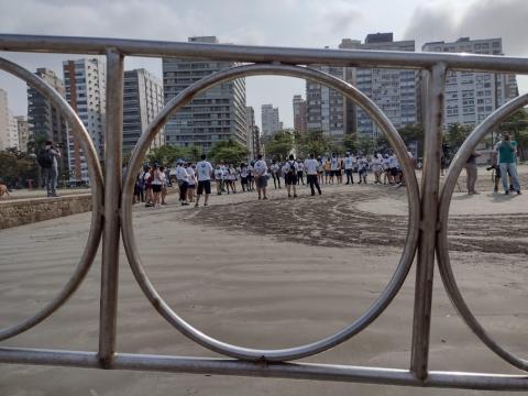 vista do grupo de voluntários ao fundo. Em primeiríssimo plano, um círculo da ponta que atravessa o canal. #paratodosverem