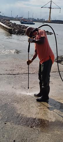 homem lava rampa de acesso ao mar. #paratodosverem