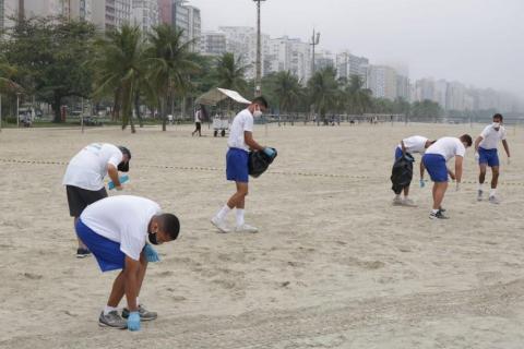 Voluntários recolhem resíduos na praia. #paratodosverem