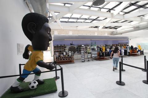 vista geral da loja com boneco estilizado de pelé em primeiro plano. #paratodosverem