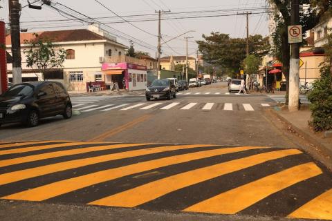 lombada em primeiro plano, com faixa de pedestres ao fundo. #paratodosverem