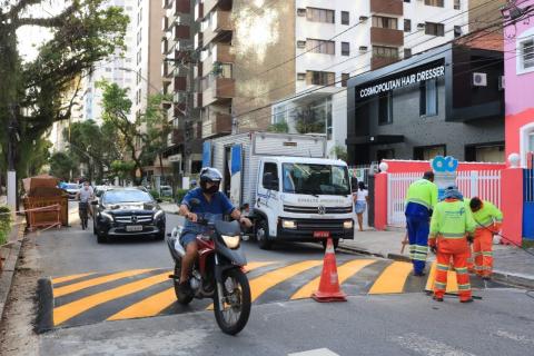 moto passa sobre nova lombada. #paratodosverem