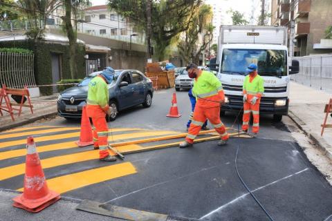 pintura de lombada. São três homens trabalhando. #paratodosverem