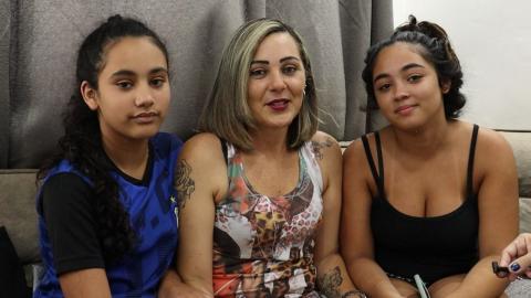 Luana ladeada pelas duas filhas. #Paratodosverem