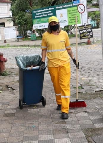 Luana na rua, com carrinho e vassoura. #Paratodosverem