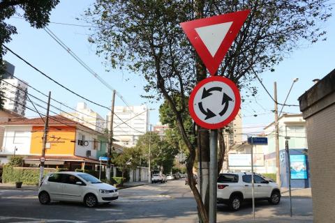 duas placas de trânsito afixadas em poste. #paratodosverem