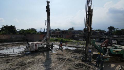 Máquinas e trabalhadores em obra de macrodrenagem na Zona Noroeste. #pratodosverem