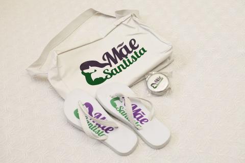 Kit com bolsa e chinelo para a mãe. #paratodosverem