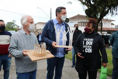 Artista, prefeito e representante do movimento conversam. #paratodosverem