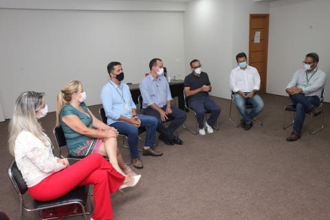 pessoas sentadas em circulo em reunião #paratodosverem