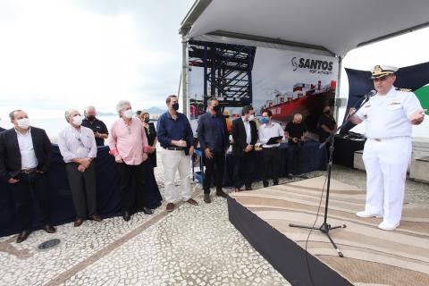 representante da marinha fala no microfone e autoridades lado a lado olham para ele #paratodosverem