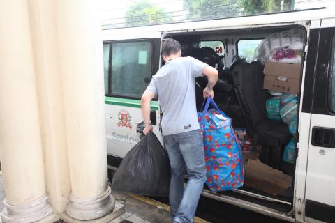 homem leva sacolas para veículo #paratodosverem