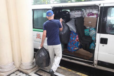 homem leva sacolas para veículo #paratodosverem