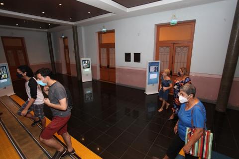 pessoas entrando no teatro #paratodosverem
