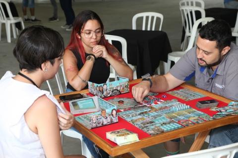 pessoas jogando em mesa #paratodosverem