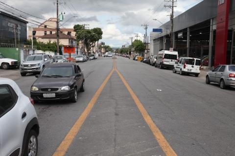 imagem da via com duas faixas e carros circulando #paratodosverem