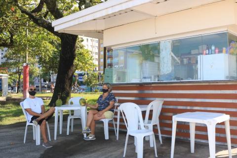 pessoas sentadas em quiosque #paratodosverem 