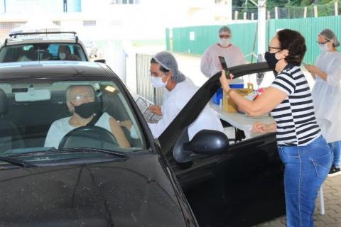 mulher fotografa marido sendo vacinado #paratodosverem 