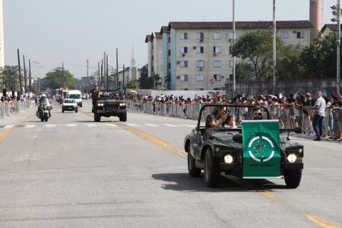 carros do exército desfilam #paratodosverem