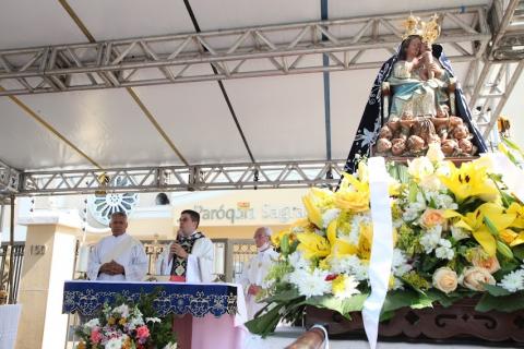 imagem e padres na missa #paratodosverem
